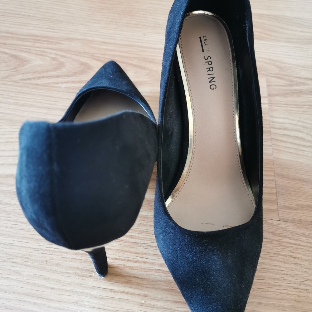 Size 7 black pumps